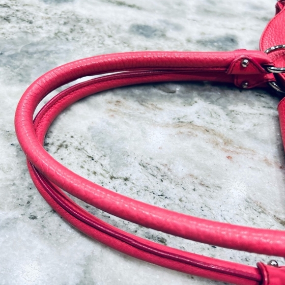 Salvatore Ferragamo Authentic Salmon Colored Pebble Grain Leather Bag - Picture 2 of 9